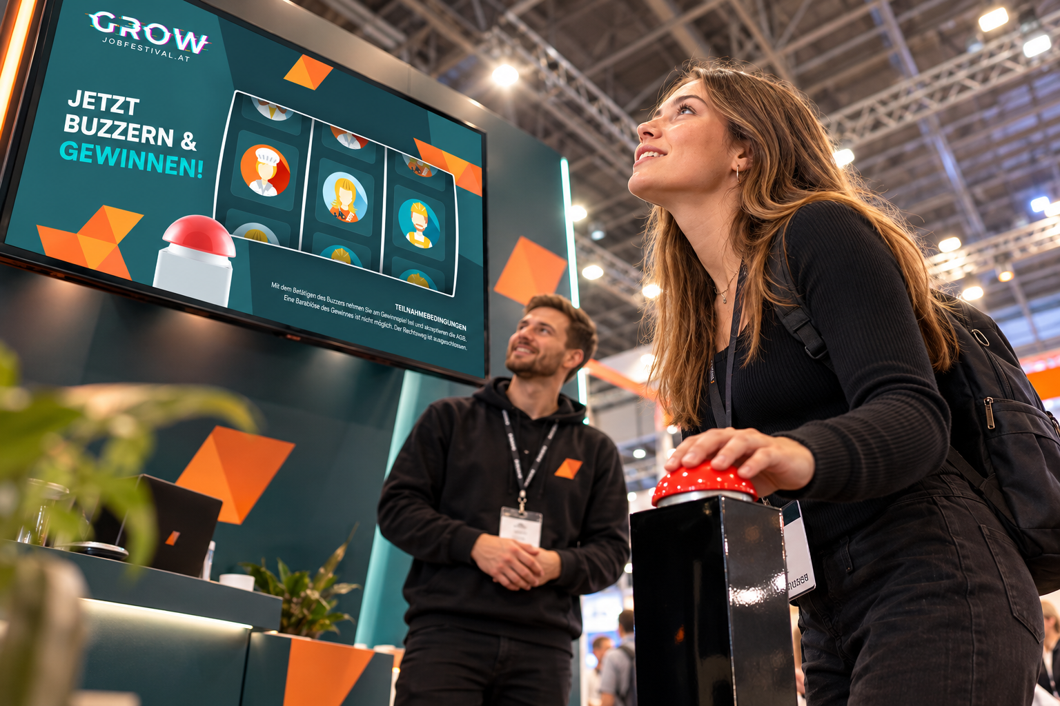 Besucherin im Gespräch am GAMIFY Gewinnspiel auf dem GROW Jobfestival