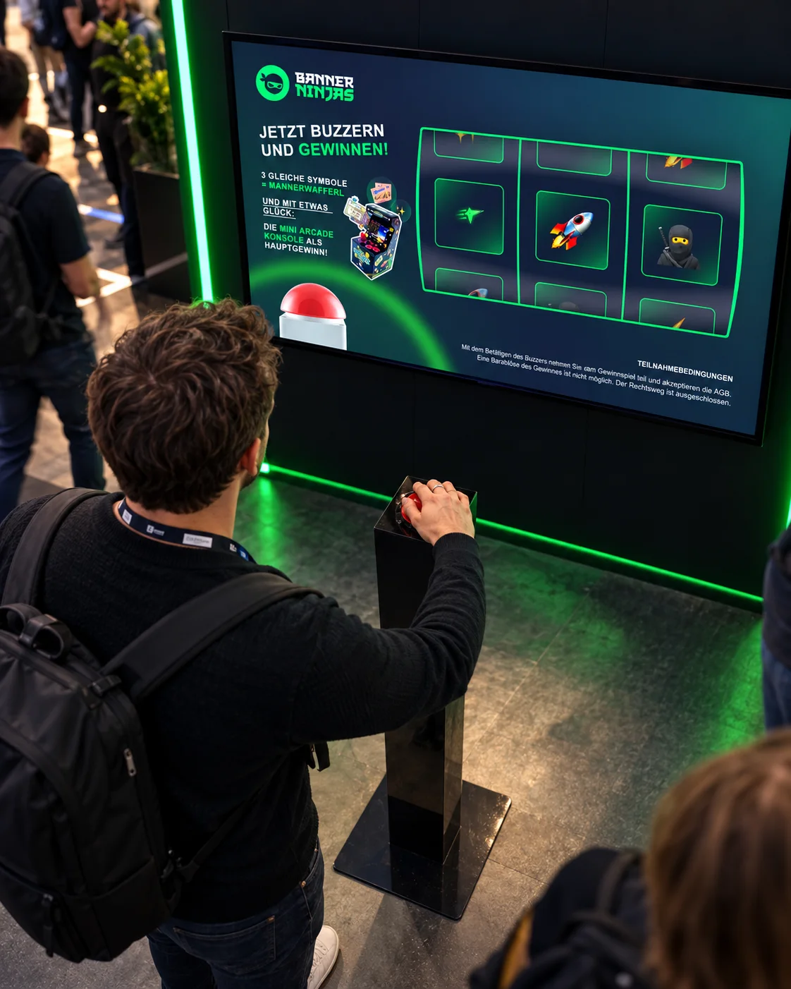 Blick von oben auf einen Spieler am Buzzer vor einer Slotmachine im Banner-Ninjas-Design