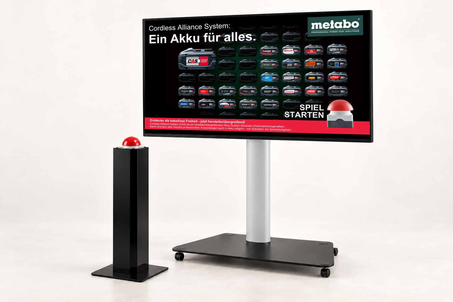 GAMIFY Timebuzzer Setup: Bildschirm auf fahrbarem Standfuß mit METABO Timebuzzer zum Cordless Alliance System und daneben eine Buzzer-Stele mit rotem Buzzer