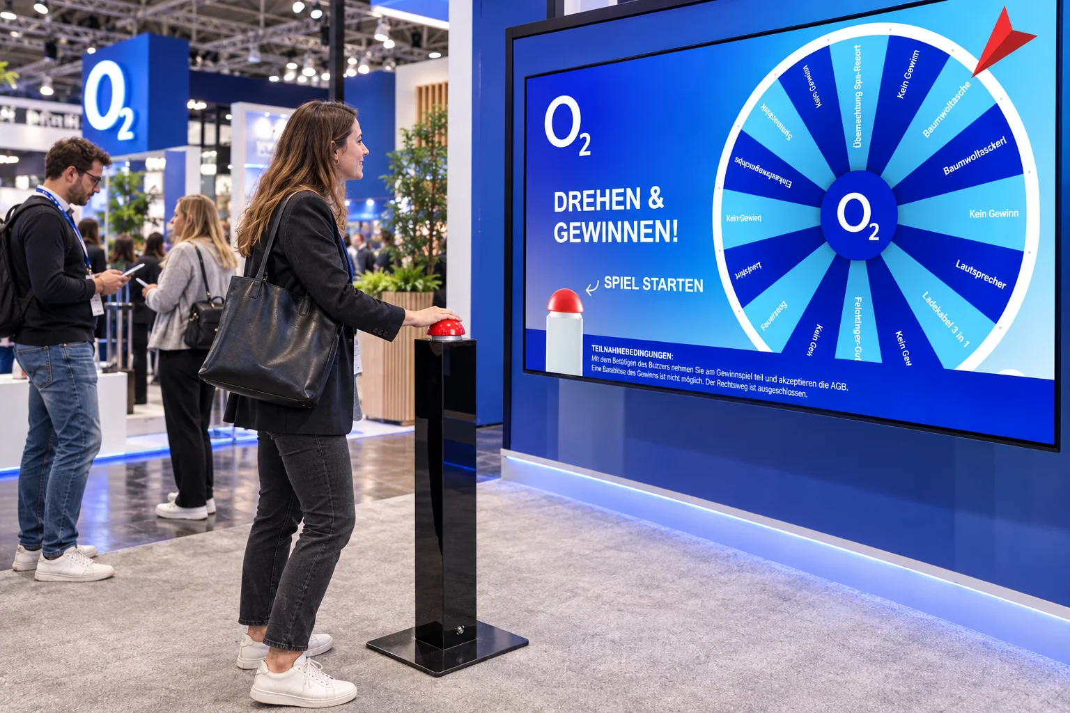 Besucherin drückt den Buzzer, auf dem großen Screen wartet ein Glücksrad im O2-Design